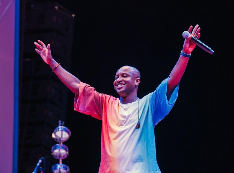 Cantor promete um passeio por clássicos do samba e pagode das décadas de 1990 e 2000