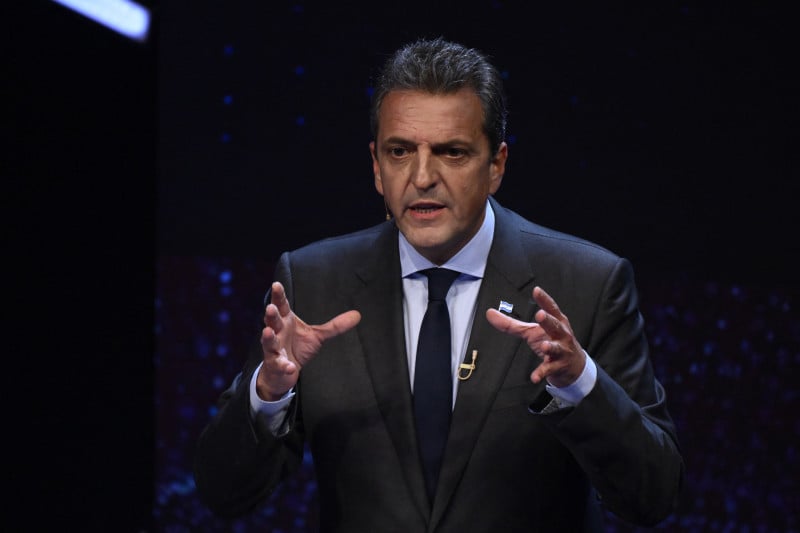 Sergio Massa (51 anos) - Político que atualmente exerce o cargo de Ministro da Economia do país desde agosto de 2022. Ele é candidato presidencial pela coalizão de esquerda Unión pela Patria. Massa sempre foi mais à direita dentro do espectro do peronismo, quase de centro, tentando combinar as bases populares da Argentina com políticas mais à direita no campo econômico.