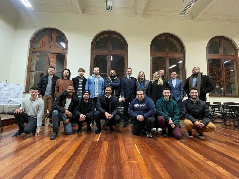 Nesse semestre, os estudos do grupo estão dedicados ao livro "Sobre Democracia", do cientista político norte-americano Robert Dahl