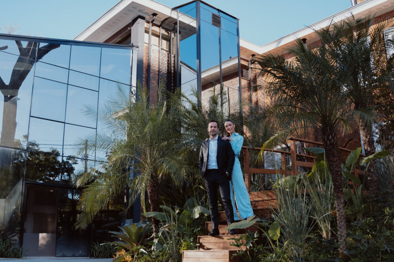 O casal de m&eacute;dicos Felipe e Vivian Sim&otilde;es Pires inaugura a Cl&iacute;nica Dominique Foto: CL&Iacute;NICA DOMINIQUE/DIVULGA&Ccedil;&Atilde;O/JC