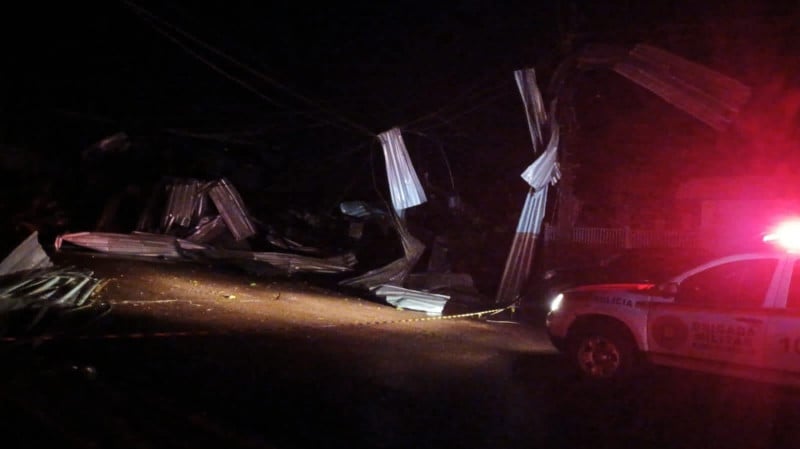 Várias residências da cidade, localizada no Noroeste do Estado, ficaram destelhadas