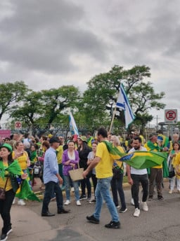 Bolsonaro chega a Porto Alegre em aparição rápida e sem discurso