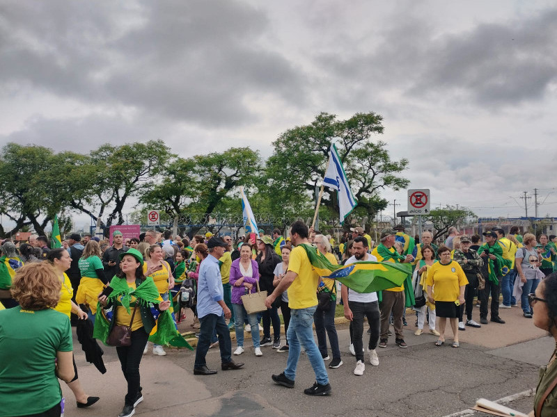 O ex-presidente Jair Bolsonaro foi recepcionado por algumas centenas de apoiadores no Terminal 2 do Aeroporto Salgado Filho em Porto Alegre