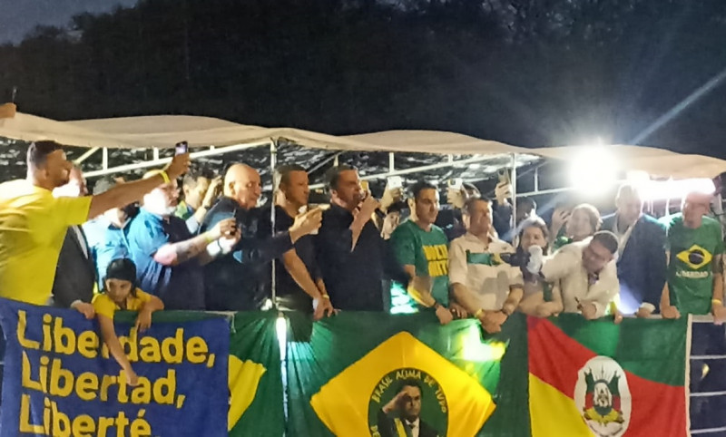 Bolsonaro faz ato político com apoiadores no Parcão