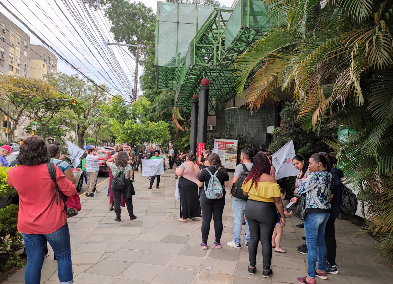 Protesto critica corte de 20% da equipe de funcionários do hospital