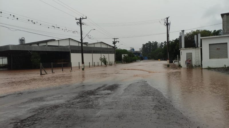 Rio voltou a subir em Encantado; outras cidades estão em alerta