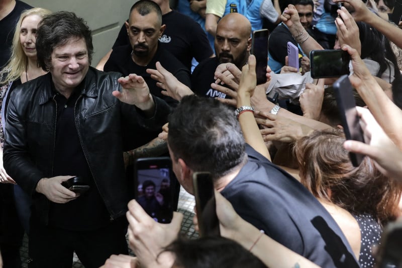 Javier Milei caminhou por um corredor, enquanto fileiras da tropa de choque ficaram nas laterais