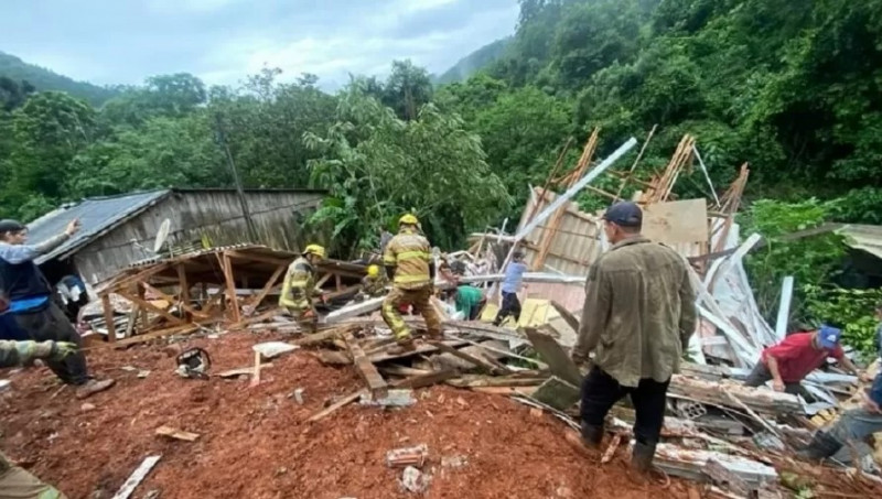 A casa onde moravam foi soterrada durante o temporal 