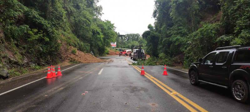 As chuvas provocaram queda de barreiras, árvores e em alguns trechos a água invadiu rodovias