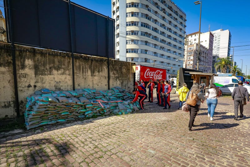 Prefeitura de Porto Alegre iniciou fechamento de comportas pelo Cais central, no Centro Histórico