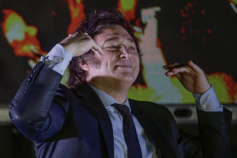 Ultraliberal comandará o país pelos próximos quatro anos com o desafio de retomar a economia