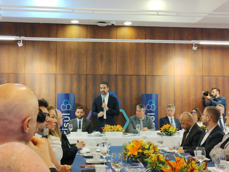 Leite (em pé) pontuou que compromisso de campanha pela não privatização do banco será mantido