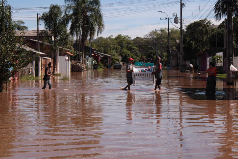 A prefeitura de São Leopoldo disponibilizou caçambas e retroescavadeiras para ajudar na remoção dos desabrigados