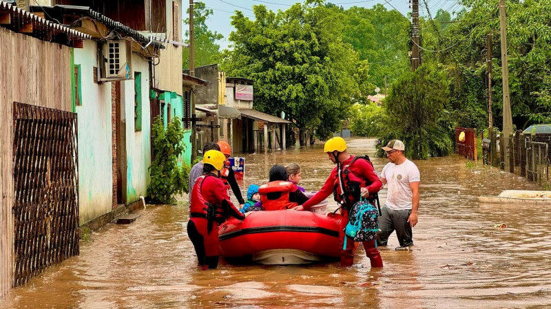 Em Taquara, moradores ilhados precisaram ser resgatados em botes