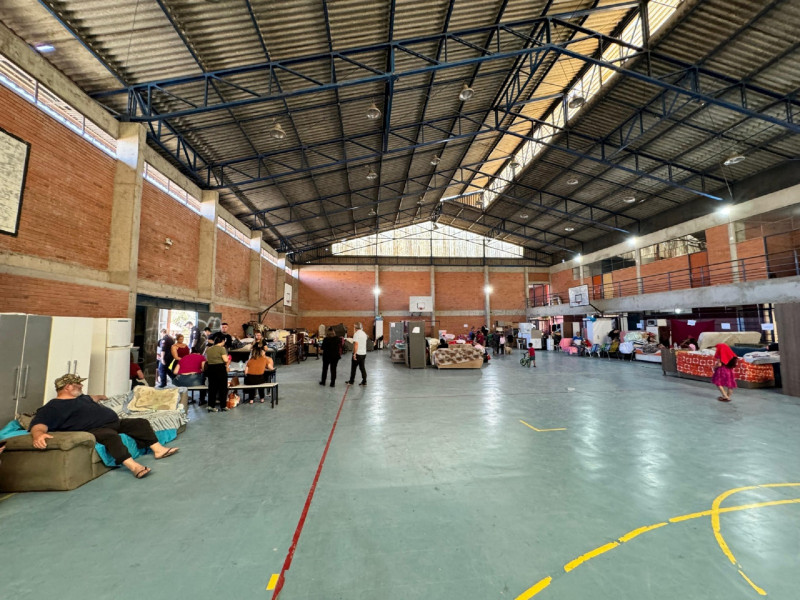 Mais de 8,8 mil pessoas foram atingidas em diversos pontos da cidade e abrigos foram criados em ginásios 