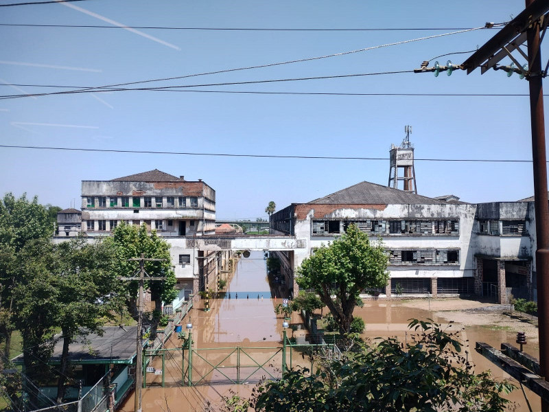 As ruas no entorno do 4º Distrito estão tomadas pela água na manhã desta terça-feira