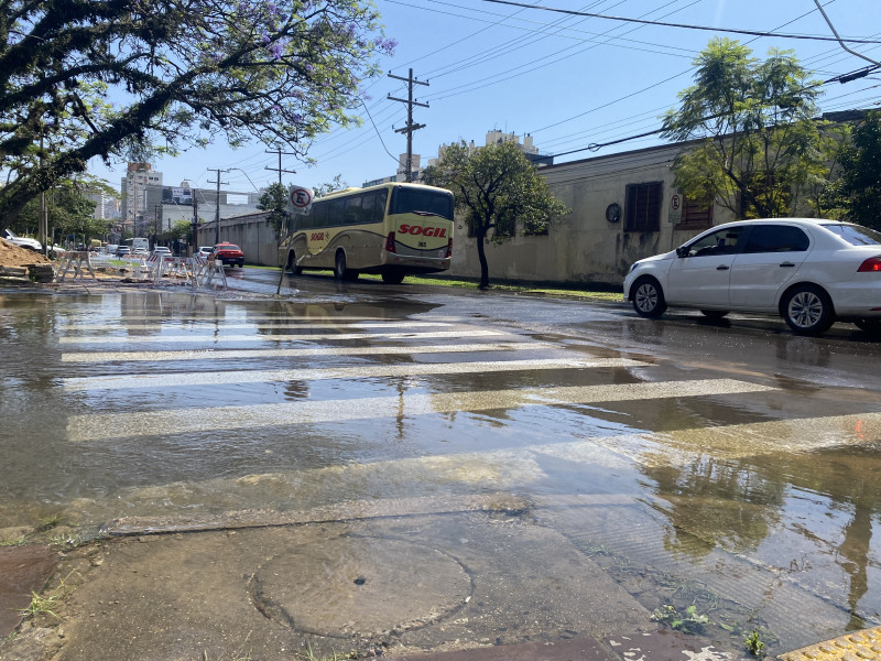 Os condutos forçados operam no limite, fazendo a água voltar no Praia de Belas