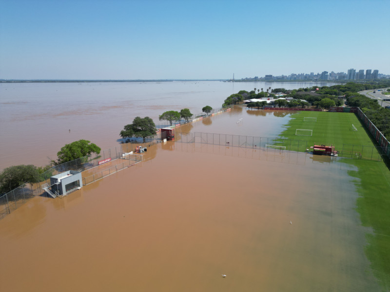 Águas invadiram os campos do CT, obrigando o time treinar no Beira-Rio