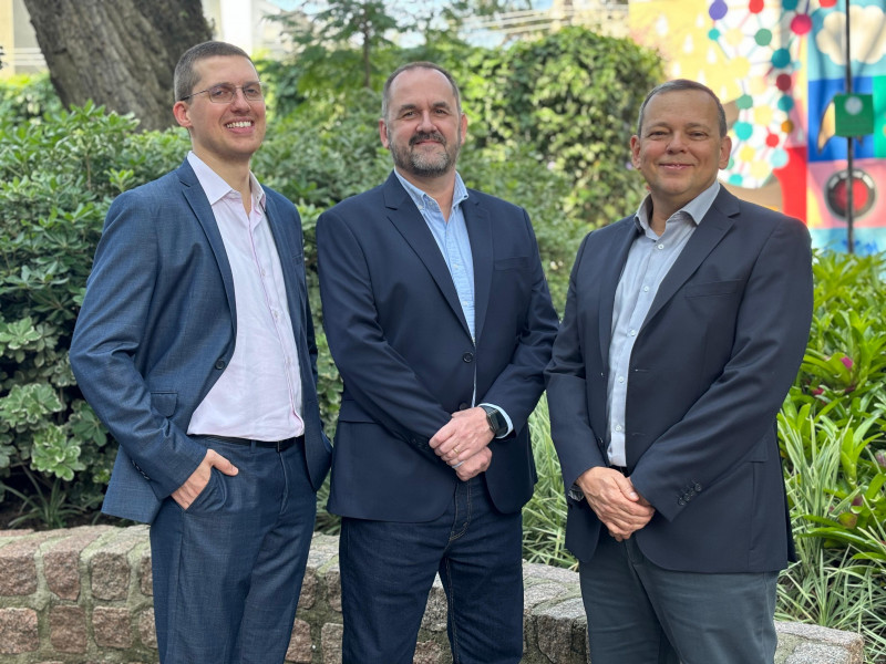 O CEO do Instituto Ceos, Paulo Pitrez (C), ressaltou a necessidade de agilidade na área de pesquisa e inovação em saúde