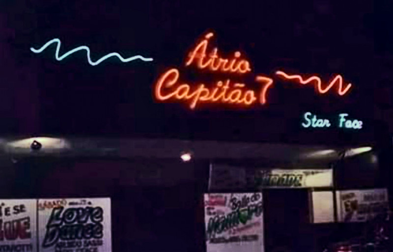 &Aacute;trio (mais tarde adotando, como aponta o luminoso, o 'sobrenome' Capit&atilde;o 7) era op&ccedil;&atilde;o barata de entretenimento noturno, daquelas que se podia chegar de &ocirc;nibus