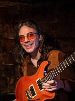 Guitarrista Frank Solari comanda espetáculo Santana Vibes nesta sexta-feira (24)