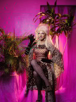 Espetáculo que celebra a carreira da drag queen Cassandra Calabouço estreia nesta sexta-feira (24), às 20h, no Teatro Bruno Kiefer