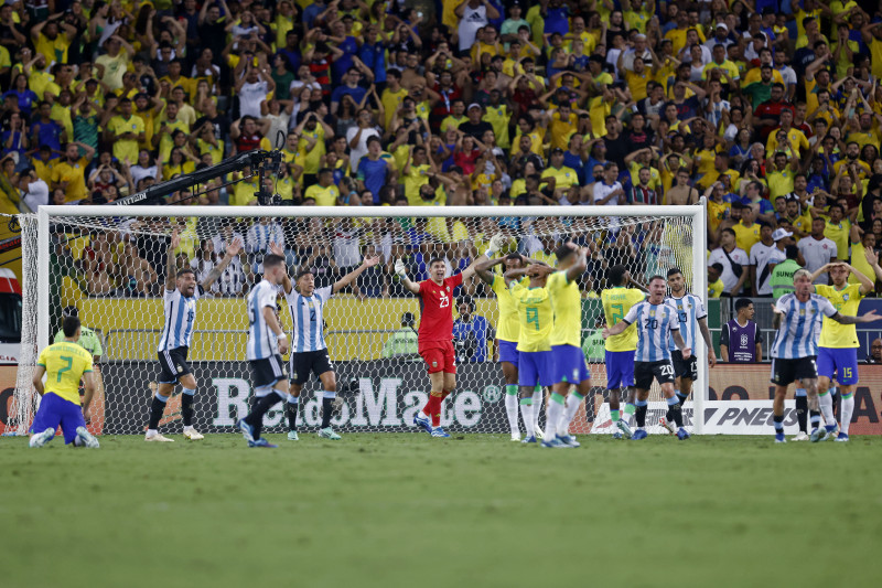 Brasil cai para Argentina em jogo marcado por pancadaria