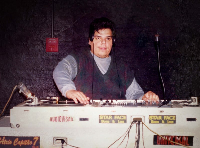 DJ Bola começou como cliente e acabou pilotando as pick-ups na pista de dança