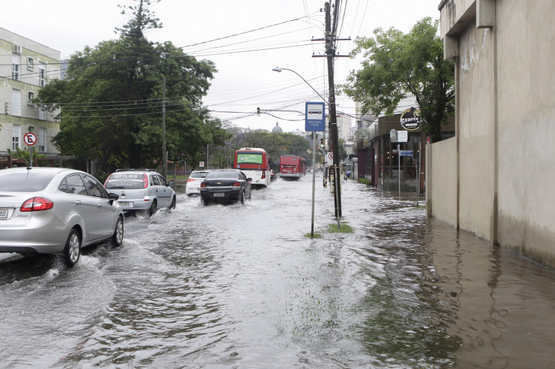 Na Capital, cheia do Gua&iacute;ba afetou mais as ilhas, mas tamb&eacute;m fez &aacute;guas avan&ccedil;arem sobre as vias da cidade