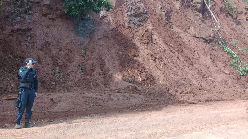 A prefeitura divulgou que ainda não há previsão para que as famílias retornem às residências