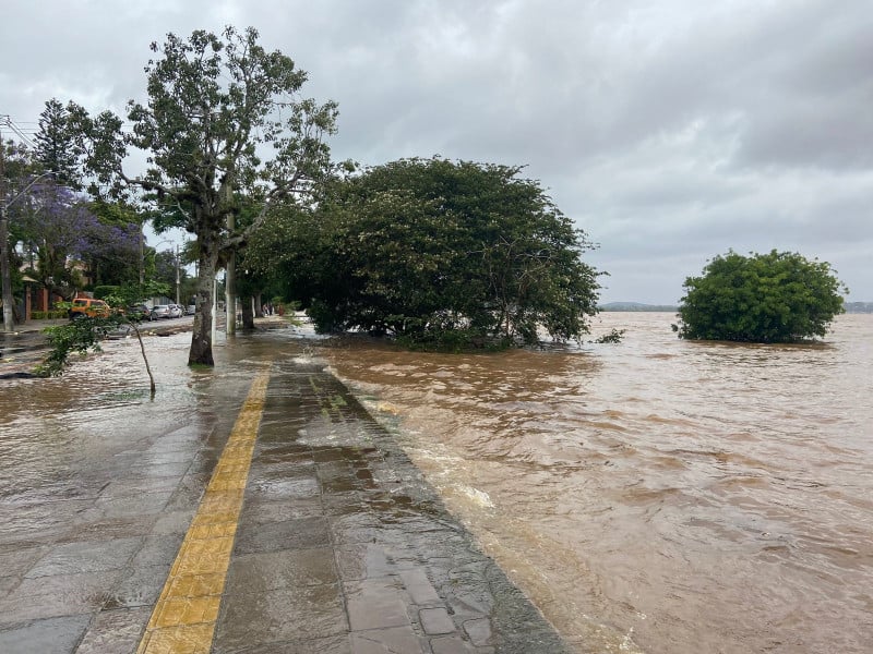 Em alguns pontos da orla em Ipanema, a água do Guaíba já chegou à avenida