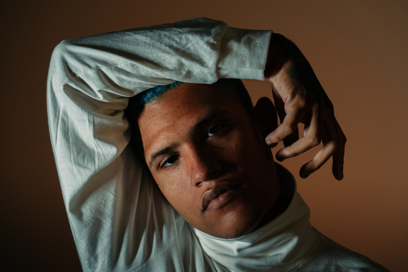 Cantor carioca de pop alternativo apresenta seus hits no Opinião 