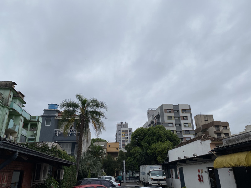 As nuvens escuras dominaram o céu de Porto Alegre no fim da manhã