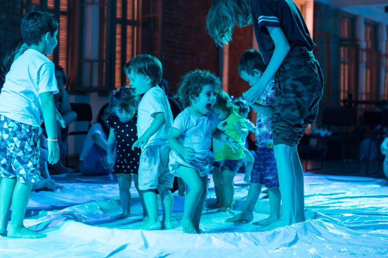 Espetáculo para bebês Chuá – descobertas na água volta aos palcos, desta vez, na Casa de Cultura Mario Quintana, no final de semana (25 e 26)