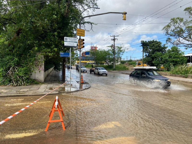 A Av. Voluntários da Pátria ainda tem pontos com alagamentos na manhã desta quinta-feira (23)
