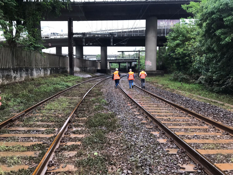 As equipes trabalharam durante a madrugada para realizar a drenagem da água
