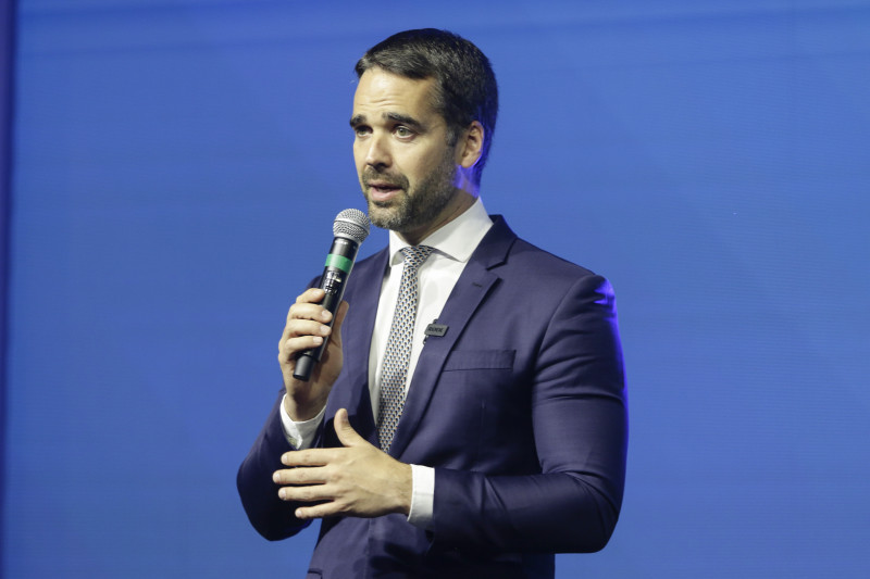 Estado pode perder R$ 100 bi em 25 anos, argumenta Leite sobre aumento do ICMS