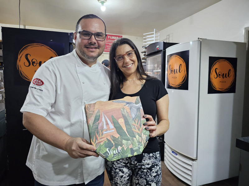 Rodrigo celebra os diversos prêmios que recebeu, entre eles o título de 3º melhor pizzaiolo em evento mundial Foto: GIOVANNA SOMMARIVA/ESPECIAL/JC