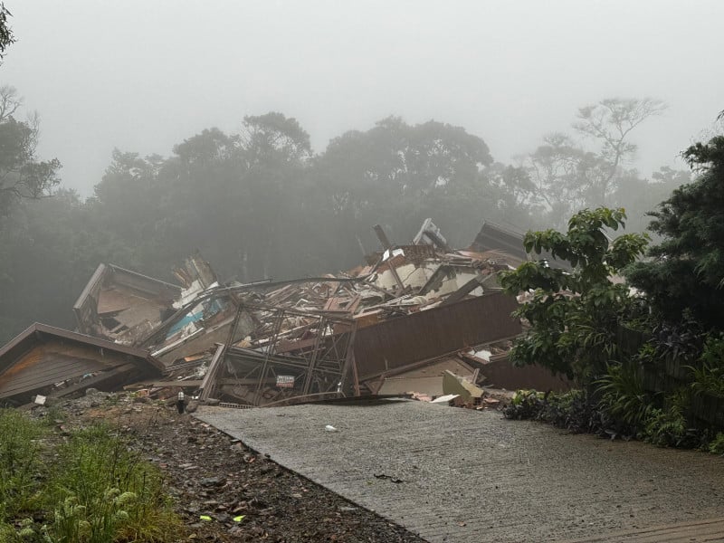 O pr&eacute;dio na Ladeira das Azaleias, em Gramado, desabou &agrave;s 5h40min desta quinta-feira 