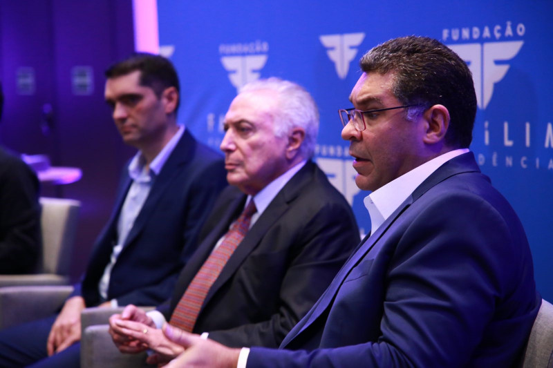 Mansueto Almeida (d) questionou intenção de Eduardo Leite de renegociar Regime de Recuperação Fiscal