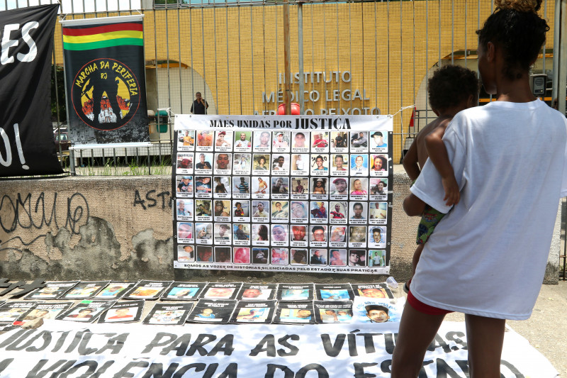 Protesto ocorre pelo atraso na entrega e a inconclusão dos laudos cadavéricos