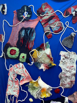Exposição Las Balconadas apresenta arte têxtil internacional a partir desta terça-feira (28), na Casa de Cultura Mario Quintana, na foto, obra do Coletivo Taller 