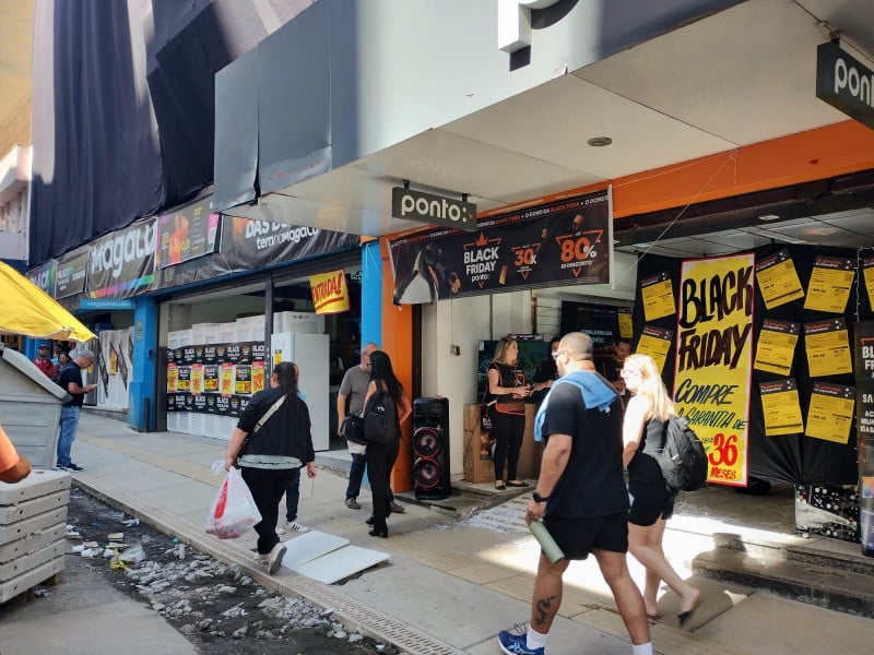 Centro registra movimento de consumidores e muito apelo de lojas para atrair clientes 