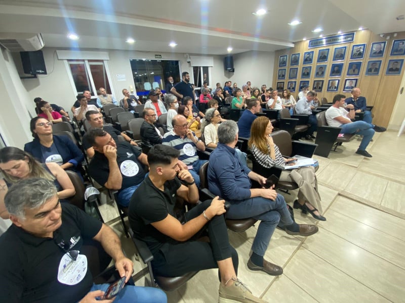 O plenário da Câmara de Vereadores de Xangri-Lá ficou lotado para a audiência pública