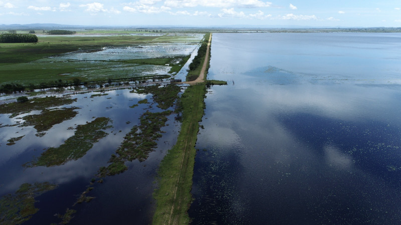 A água está sendo dissipada para a área de campo e posteriormente para o rio Gravataí