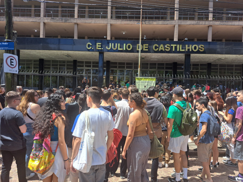 No Colégio Estadual Júlio de Castilhos, a chegada dos estudantes para a prova foi tranquila