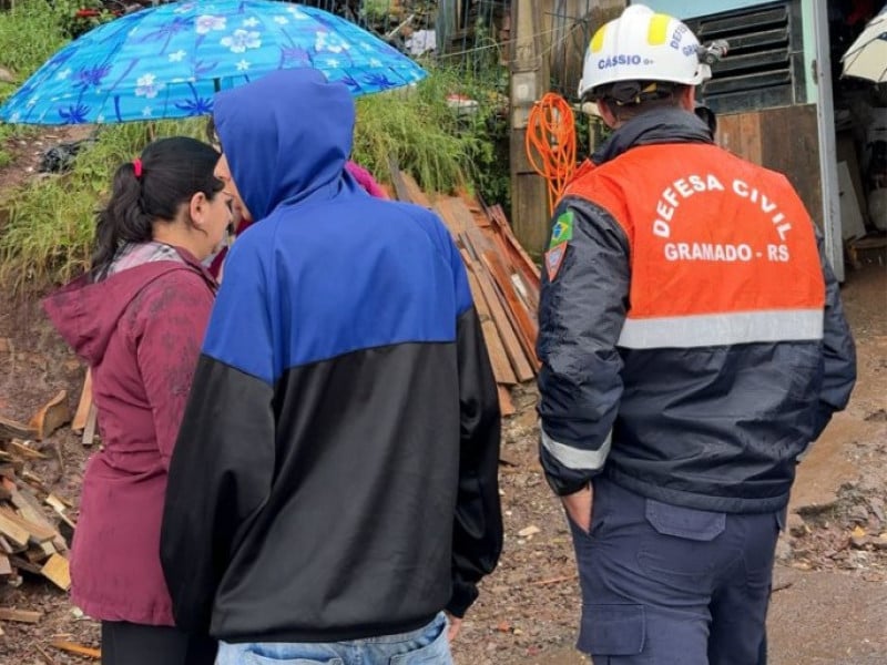 Defesa civil, equipes técnicas de Gramado e bombeiros seguem monitorando áreas de risco e ajudando no isolamento