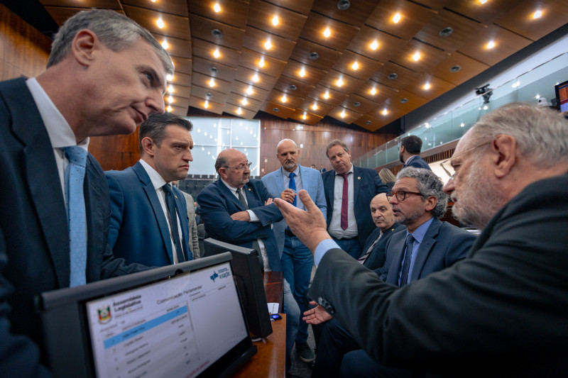 Deputados federais e estaduais se reúnem com Fazenda do RS