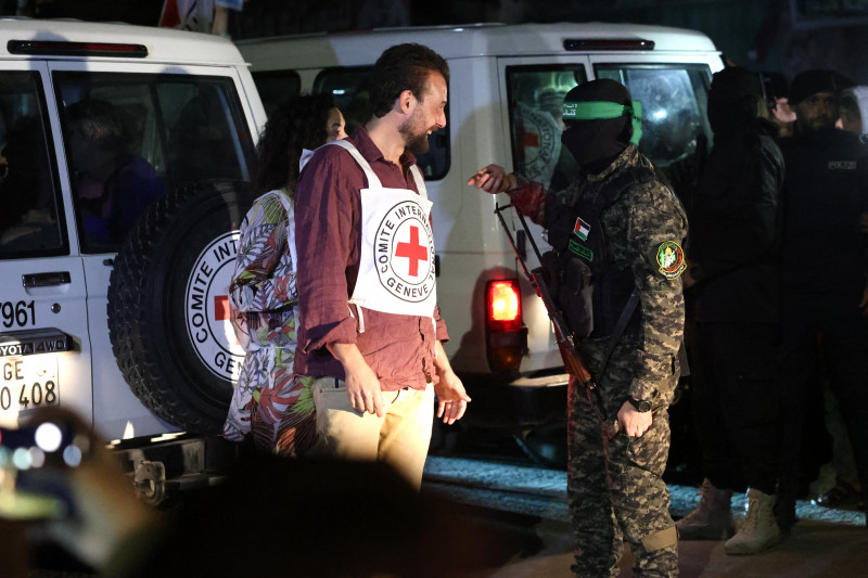 No total, 51 ref&eacute;ns israelenses j&aacute; foram libertados pelo grupo terrorista Hamas, al&eacute;m de 17 tailandeses
