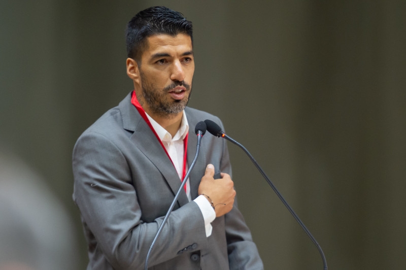 Luis Suárez, atacante do Grêmio, discursa após receber o título de cidadão de Porto Alegre